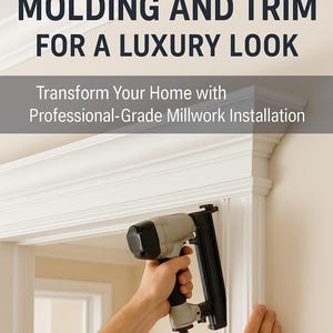 Könnte beinhalten: Bild zur Werbung für die Installation von Zierleisten. Der Text lautet: „Zierleisten und Zierleisten für einen luxuriösen Look installieren.“ Eine Person verwendet einen Nagler, um weiße Zierleisten zu installieren.