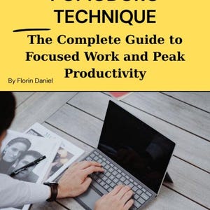 Op de afbeelding: Boekomslag met de titel "MASTERING THE POMODORO TECHNIQUE" in vette zwarte letters op een gele achtergrond. De ondertitel luidt "The Complete Guide to Focused Work and Peak Productivity". Een persoon gebruikt een laptop op een houten tafel.