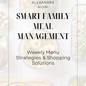 Op de afbeelding: Boekomslag met de titel "SMART FAMILY MEAL MANAGEMENT" en de naam van de auteur, Alexandra Aioni. De tekst "Weekly Menu Strategies & Shopping Solutions" en "Book 3" is ook aanwezig. De achtergrond toont glazen bakjes met bereide maaltijden.