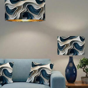 Lampada a sospensione con paralume in velluto a tamburo con motivo a onde blu grigio argento, realizzata a mano su ordinazione, disponibile in tutte le forme e dimensioni.