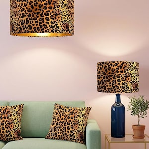 Lampada a sospensione con paralume in velluto, realizzata a mano su ordinazione, con stampa leopardata dorata di lusso e ghepardo, disponibile in tutte le forme e dimensioni.