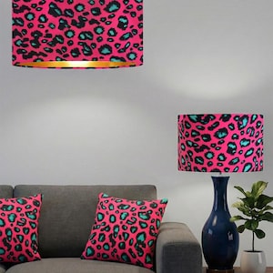 Lampada a sospensione realizzata a mano su ordinazione con lussuosi pois rosa, verde acqua e blu leopardati su paralume in velluto a tamburo, disponibile in tutte le forme e dimensioni.