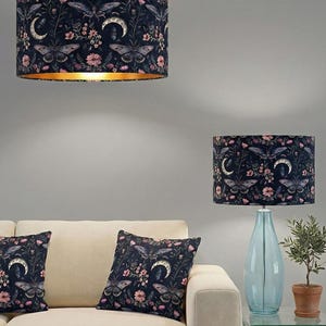 Lámpara colgante de terciopelo negro con diseño de mariposas y plantas de lujo hecha a mano por encargo. Disponible en todas las formas y tamaños.