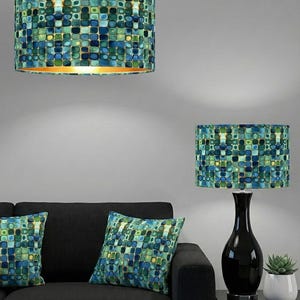 Pantalla de lámpara colgante de terciopelo de lujo verde jade con estampado abstracto de cuadrados, hecha a mano por encargo, disponible en todas las formas y tamaños.