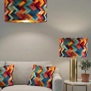 Abajur de veludo com estampa geométrica multicolorida em ziguezague, feito à mão sob encomenda. Disponível em todos os formatos e tamanhos.