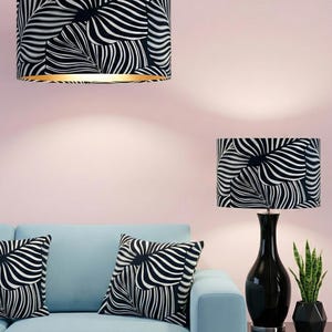 Pantalla de lámpara colgante de terciopelo con estampado de hojas grandes en blanco y negro de lujo, hecha a mano por pedido, disponible en todas las formas y tamaños.