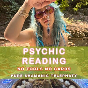 Puede incluir: La imagen muestra el texto "PSYCHIC READING" con las frases "NO TOOLS NO CARDS" y "PURE SHAMANIC TELEPATHY". Una persona con cabello azul y gafas de sol moradas sostiene un péndulo. Se ve una pulsera dorada en espiral en el brazo de la persona.