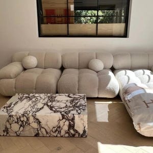 照明付きピンクオニキスコーヒーテーブル：エレガントなリビングルーム