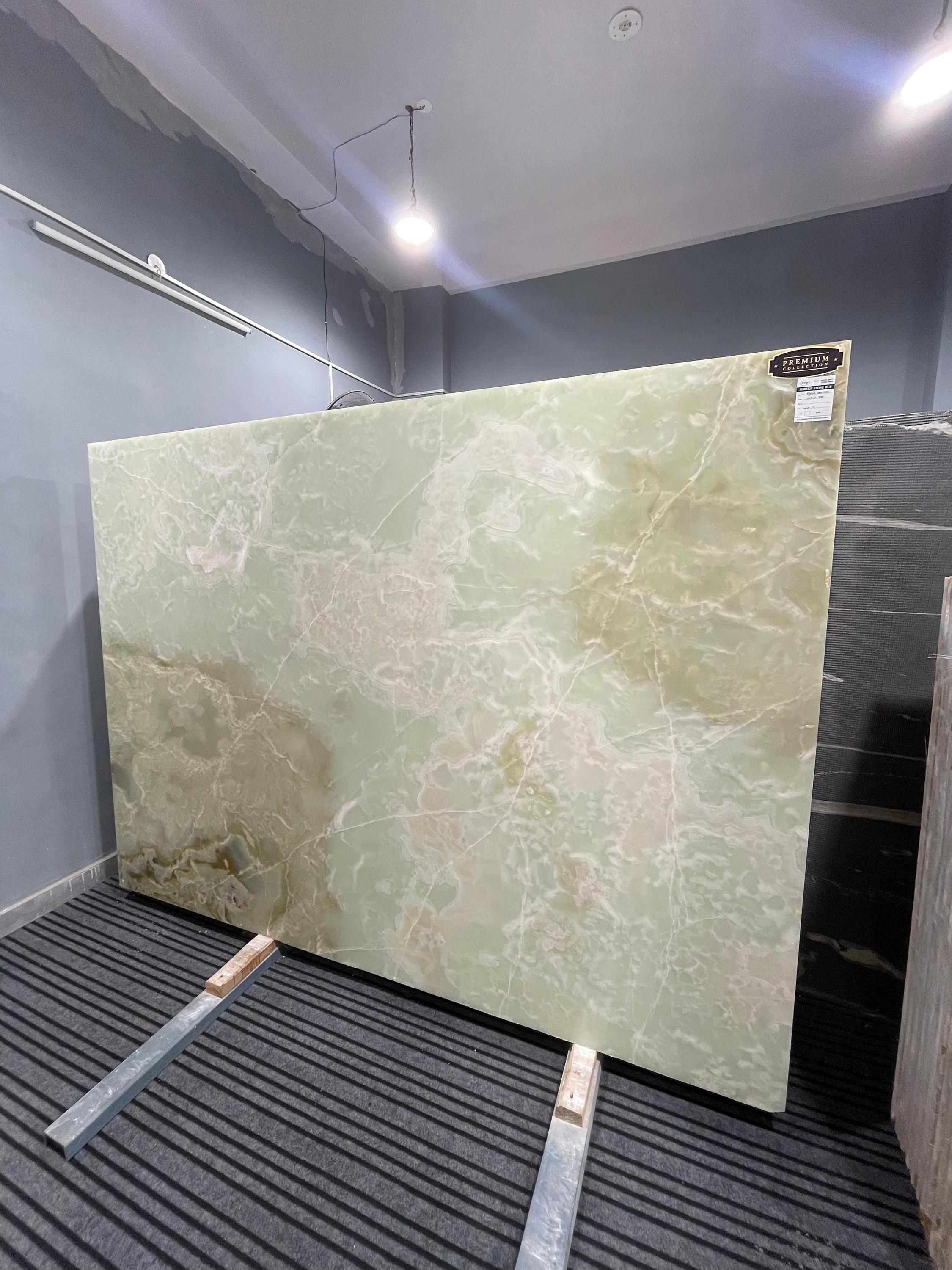 グリーンオニキス台座テーブル：オプションの照明付き手作りの高級