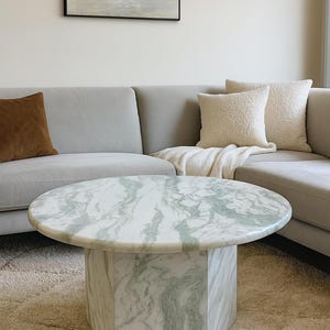Runder Couchtisch aus grünem und weißem Marmor - Modernes Hexenstein-Mittelstück