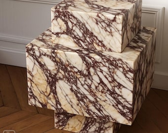 Pedestal de mármore Calacatta Viola: mesa de apoio escultural moderna