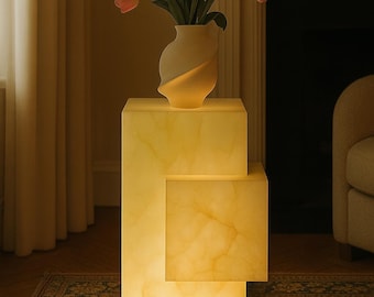 Mesa de pedestal iluminada de ónix verde: lámpara de acento cúbica escultural