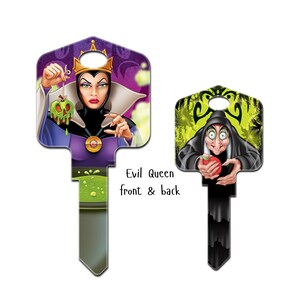 Puede incluir: Dos llaves decorativas en blanco con la Reina Malvada de Blancanieves. Una llave muestra a la reina sosteniendo una manzana envenenada, la otra muestra la cara de la reina. Las llaves tienen un esquema de color p&uacute;rpura, verde y negro.