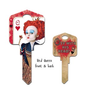 Puede incluir: Dos llaves decorativas con la Reina de Corazones de Alicia en el Pa&iacute;s de las Maravillas. Una llave tiene la imagen de la Reina de Corazones, la otra dice "&iexcl;Que le corten la cabeza!" en texto rojo. Las llaves tienen un esquema de color rojo y dorado.