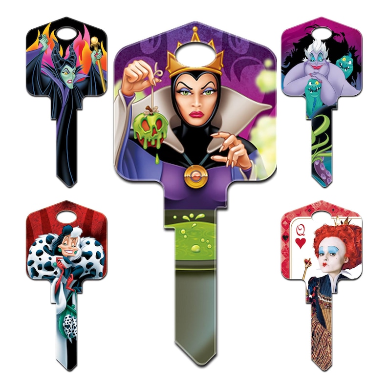Puede incluir: Conjunto de seis llaves decorativas con villanos de Disney. Las llaves muestran personajes como Mal&eacute;fica, la Reina Malvada, &Uacute;rsula, Cruella de Vil y la Reina de Corazones. Cada llave tiene un dise&ntilde;o y esquema de color &uacute;nicos.