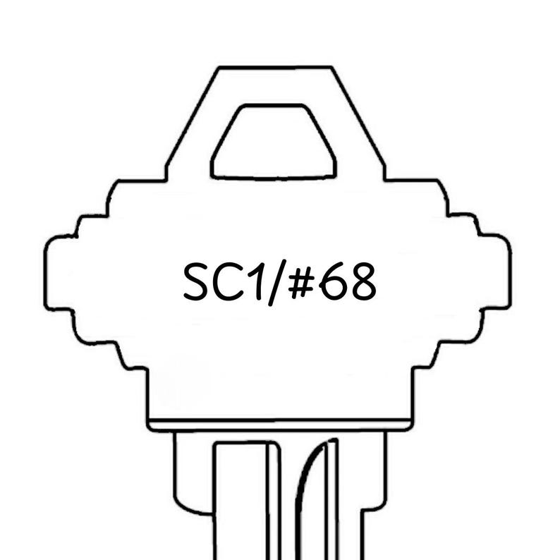 Puede incluir: Una llave en blanco y negro con el texto "SC1/#68" impreso. La llave tiene una forma &uacute;nica con una parte superior rectangular y una serie de muescas a lo largo de los lados. La llave est&aacute; dise&ntilde;ada para un tipo de cerradura espec&iacute;fico.