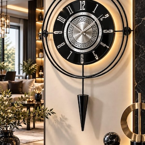Puede incluir: Un reloj de pared circular con un marco exterior negro de dos anillos concéntricos, una esfera negra con números arábigos blancos y un disco central plateado con patrón de greca. Un péndulo cónico negro cuelga de la parte inferior.