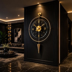 Puede incluir: Un gran reloj de pared circular con esfera de cristal negro, manecillas y números dorados en las posiciones 12, 3, 6 y 9. El reloj está enmarcado por un fino anillo dorado e incluye un péndulo dorado largo y puntiagudo que cuelga abajo.