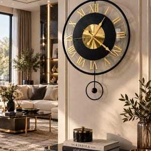 Puede incluir: Un reloj de pared redondo con marco negro, esfera de cristal transparente y un círculo central negro con manecillas doradas. El reloj muestra números romanos dorados del I al XII e incluye un péndulo negro con un peso circular en la parte inferior.