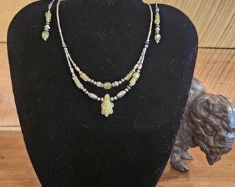 Halsband och örhängen med pärlmotiv i sköldpadda (1)