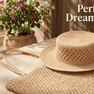 Könnte beinhalten: Ein beigefarbener Sonnenhut mit rundem Oberteil und breiter Krempe liegt neben einer passenden Tragetasche. Der Hut und die Tasche befinden sich auf einer hellen Oberfläche. Im Hintergrund steht der Text "Perfect Dream Art".