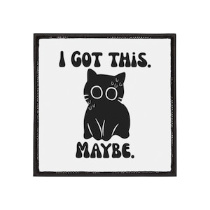 Könnte beinhalten: Quadratischer Aufnäher mit schwarzem Rand und weißem Hintergrund. Der Aufnäher zeigt eine schwarze Cartoon-Katze mit großen Augen und dem Text "I GOT THIS." über der Katze und "MAYBE." darunter.