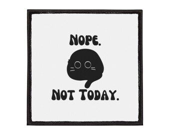 Puede incluir: Parche cuadrado con borde negro y centro blanco. El parche presenta un gato de dibujos animados negro con el texto "NOPE. NOT TODAY." en una fuente en negrita y redondeada. El gato tiene dos ojos redondos y una boca hacia abajo.