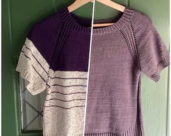 Puede incluir: Un suéter de manga corta a rayas blancas y moradas con cuello redondo. El suéter está colgado en una percha de madera.