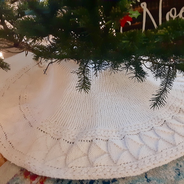 Christmas Tree Skirt, Knitting Pattern, Instant Download, Aran weight, Textured Border, button closure, quick project, knitted decor