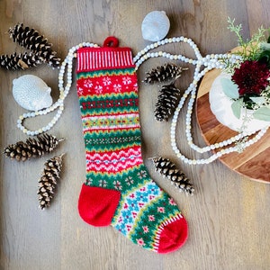 Patrón de tejido para medias navideñas Fair Isle (Descarga PDF) Colorido, alegre y brillante, tradicional