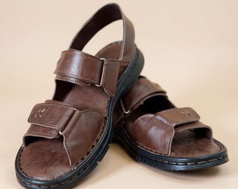 Sandalias de cuero marrón hechas a mano para hombre, cómodas sandalias de verano para caminar con correas ajustables.