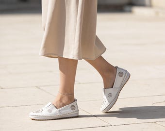 Women’s Handmade Off White Leather Flats, Slip-On Floral Loafers, Comfortable Casual Summer Shoes