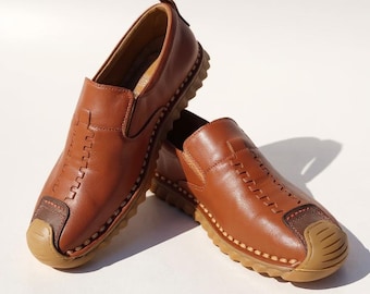 Zapatos de cuero hechos a mano para hombre: mocasines casuales marrones sin cordones con suela de goma suave.