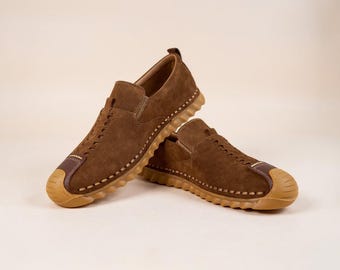 Zapatos sin cordones de ante marrón hechos a mano: comodidad informal para hombre.