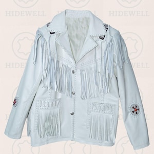 Könnte beinhalten: Weiße Lederjacke mit Fransen an Brust und Taschen. Die Jacke hat dekorative Nähte, silberne Knöpfe und Verzierungen an Schultern und Ärmeln. Ein klassisches Kleidungsstück im Western-Stil.
