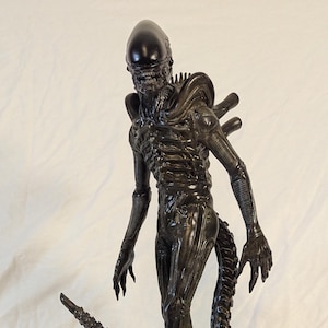 14-tums Xenomorph-figur – detaljerad sci-fi-skräckdisplay