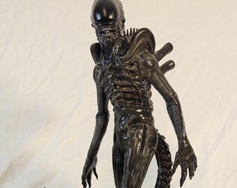 Figura de Xenomorfo de 14 pulgadas: exhibición detallada de terror y ciencia ficción