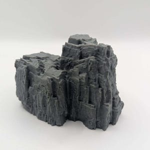 Puede incluir: Un letrero de madera rústica con el texto "Welcome to our home" en letras blancas. El letrero presenta un acabado envejecido y un diseño simple y acogedor, perfecto para la decoración de la entrada.