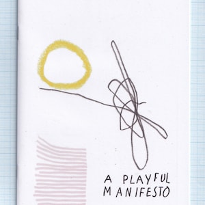 Puede incluir: Folleto blanco con ilustraciones abstractas. Un círculo amarillo y una serie de líneas garabateadas están dibujados en la portada. El texto "A PLAYFUL MANIFESTO" está escrito en negro, con fuente sans-serif.