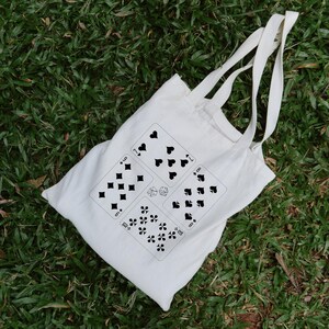 Bolsa de mano ecológica con naipes y dados: perfecta para el día a día y para compartir con amigos.