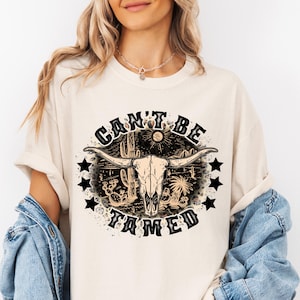 Can&#39;t Be Tamed Cowgirl Comfort Colors-shirt: retro western T-shirt met print