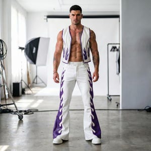 Ensemble gilet et pantalon flare en cuir violet blanc avec appliqués flammés, tenue Festival Rave