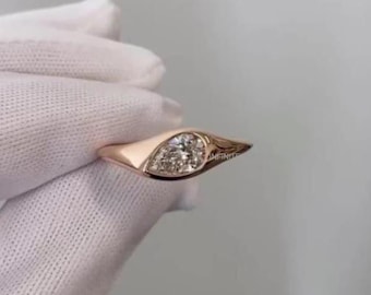Anillo de compromiso de moissanita en forma de pera, engaste de oro rosa de 14k.