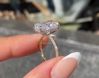 Anillo de compromiso de moissanita talla radiante de 4 quilates, oro bicolor de 18k con halo oculto.
