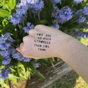 Du är så mycket starkare än du tror - Tillfälliga tatueringar | Motiverande present till löpare, löpinspiration