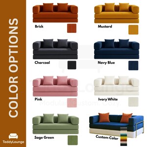 K&ouml;nnte beinhalten: Darstellung von modularen Sofas in verschiedenen Farben, darunter Ziegel, Senf, Anthrazit, Marineblau, Rosa, Elfenbeinwei&szlig;, Salbeigr&uuml;n und eine individuelle Farbauswahl. Jedes Sofa hat zwei passende Kissen. Farbmuster sind ebenfalls abgebildet.