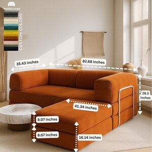 K&ouml;nnte beinhalten: Ein orangefarbenes Ecksofa mit einer Chaiselongue. Das Sofa ist 210 cm lang, 90 cm tief und 72 cm hoch. Die Chaiselongue ist 105 cm lang, 41 cm breit und 20,5 cm hoch. Das Sofa hat ein modernes Design. Der Text "CUSTOM COLORS" ist sichtbar.