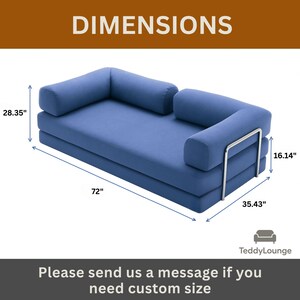 K&ouml;nnte beinhalten: Ein blauer Schlafsofa mit angezeigten Abmessungen. Das Sofa ist 183 cm lang, 90 cm breit und 72 cm hoch. Es hat zwei zylindrische R&uuml;ckenlehnen und ein Metallgestell. Der Text "DIMENSIONS" steht oben.