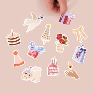 Könnte beinhalten: Eine Sammlung farbenfroher Aufkleber zum Thema Geburtstag. Die Aufkleber zeigen einen Kuchen mit einer Kerze, eine Geschenkbox mit einer Schleife, eine Partyhut, eine Taube mit einem Brief, eine Katze mit Partyhut und eine Hand, die ein brennendes Streichholz hält.