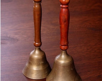 Juego de 2 campanas rústicas decorativas de latón y madera de estilo vintage, grabadas.